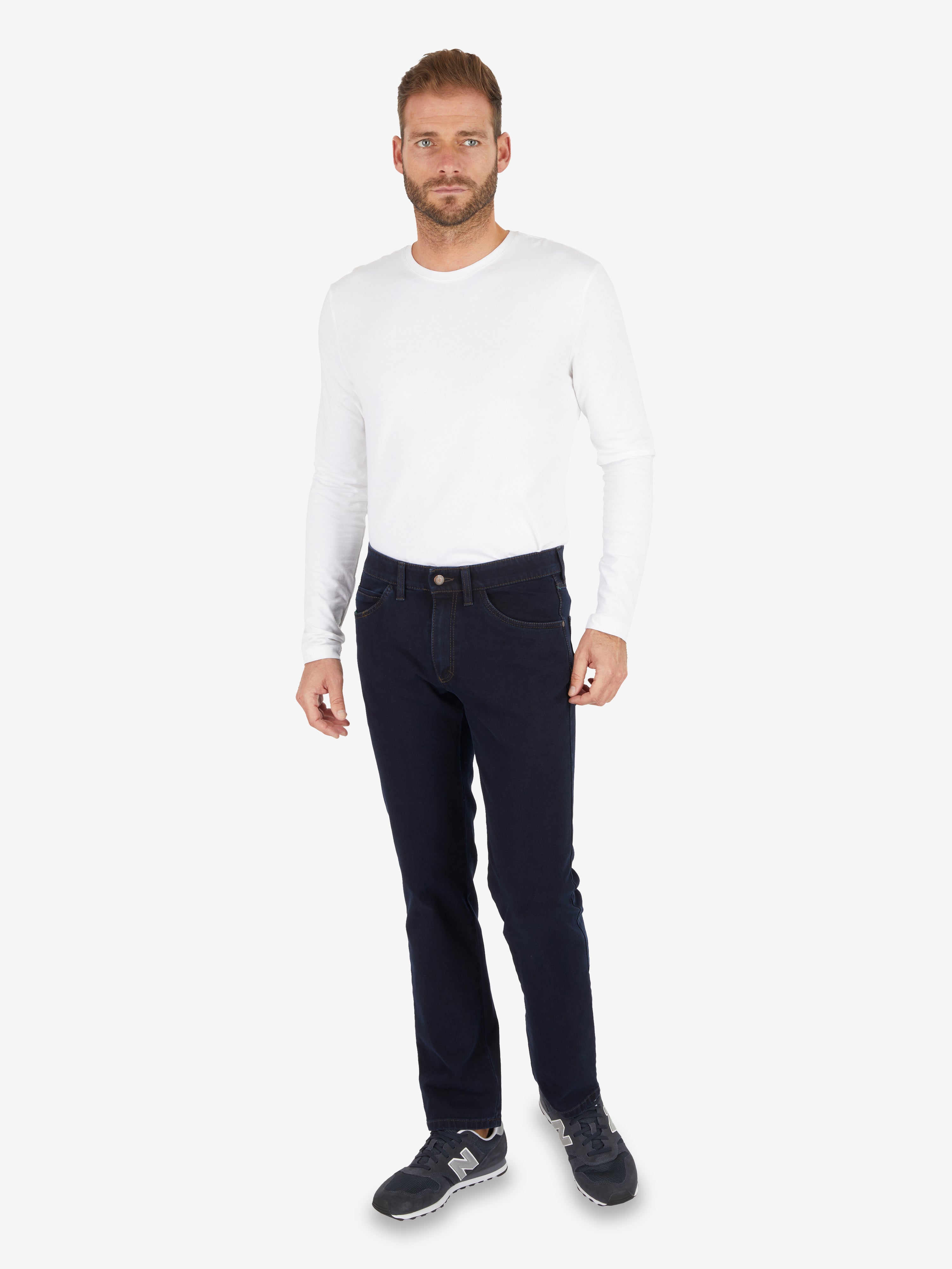 Mann trägt dunkelblaue HENRY-Z7054 6-Pocket Jeanshose aus elastischem Bi-Stretch-Denim mit Komfortbund, Hemdstopper und separater "Mobile Pocket" für Smartphone, Regular Fit, mid-rise, Ganzjahres, Club of Comfort, auf weißem Hintergrund.