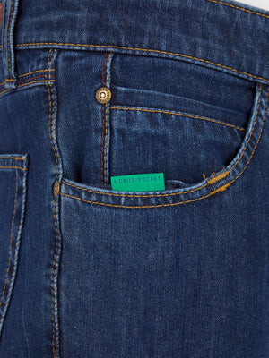 Ansicht einer jeansblauen 5-Pocket Hose von Club of Comfort, mit elastischem Doppelstoffbund, Mobile Pocket in der rechten Vordertasche, aus superelastischem Bi-Stretch-Denim, formstabil dank T400-Beimischung, normale Leibhöhe, schlankes Bein, Gewicht ca. 570 g, Modell HENRY-Z7054.