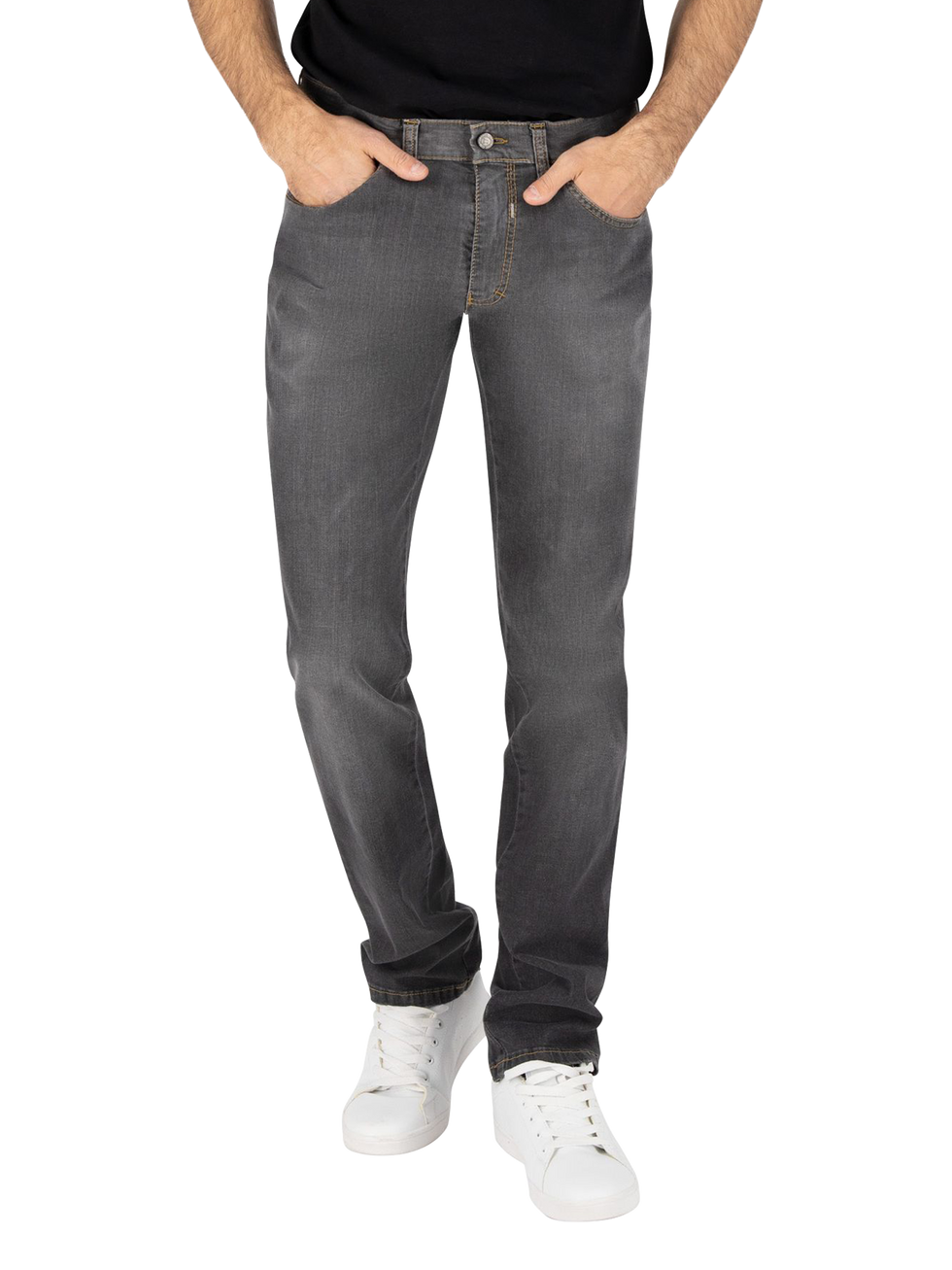 Ein Mann trägt eine dunkle Jeanshose, die vorne mit den Händen in den Taschen liegt. Die Jeans ist leicht ausgewaschen, hat eine normale Passform und ist mit weißen Sneakern kombiniert.