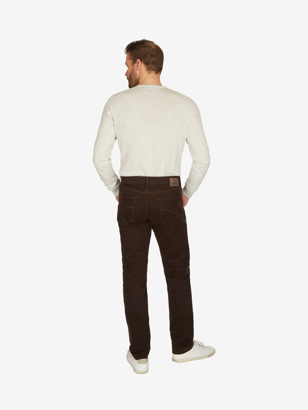 Mann trägt dunkelbraune HENRY 7612 5-Pocket Baumwollhose mit regular fit, elastischem Doppelstoffbund, Mobile Pocket in rechter Vordertasche, hoch-elastischer Baumwolle, im Herbst/Winter-Stil, Rückenansicht.