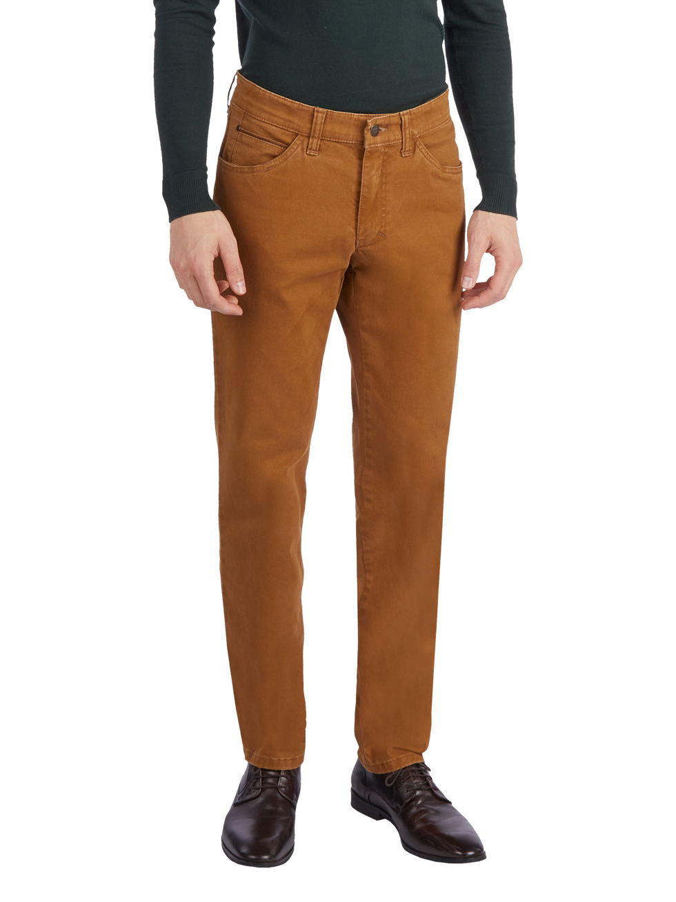 Das Bild zeigt eine Person, die eine schwarze, lange Ärmel-Hemd trägt und braune Jeans sowie dunkelbraune Schuhe.