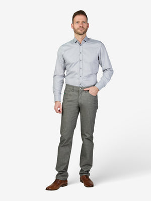 Mann in hellblauem Hemd und grauer Baumwollhose, die "HENRY 7631" von Club of Comfort mit elastischem Doppelstoffbund, Mobile Pocket, Münztasche mit Kontrast-Patch, Regular Fit und Wool-Look.