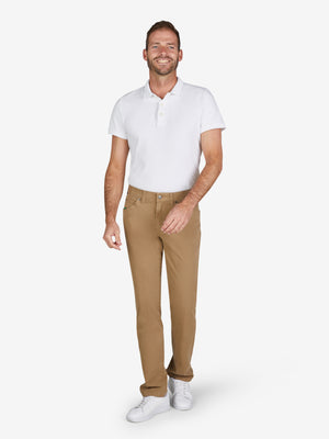 Männlicher Modell trägt bequeme HENRY 8070 beigen 5-Pocket-Hosen von Club of Comfort mit elastischem Doppelstoffbund, Hemdstopper und separater Mobile Pocket in der rechten Vordertasche, aus bi-elastischer Baumwolle, Regular Fit, normale Leibhöhe, schlankes Bein, sommerlich, ganzjährige Nutzung.