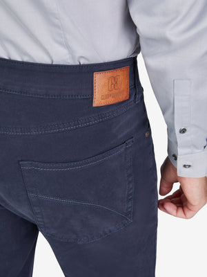 Hose "HENRY 8070" in Marine-Blau, mit 6-Pockets, elastischem Doppelstoffbund, Hemdstopper, separater Mobile Pocket in der rechten Vordertasche, hergestellt aus bi-elastischer Baumwolle, Regular Fit, normale Leibhöhe, schlankes Bein, herstellt von Club of Comfort, mit Logo auf Ledertag am Bund, geeignet für Ganzjahres, Blau, mit 360° Stretch, Made in Green by Oeko-Tex.