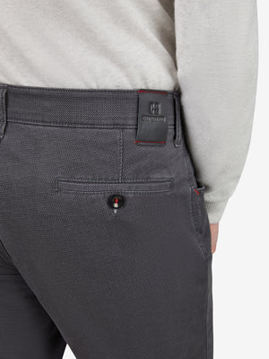 Hochwertige graue Hose von Club of Comfort, Modell MARVIN 8225, mit elastischem Comfortbund, Hemdstopper, Swing-Pocket und Münztasche mit Kontrast. Aus High Stretch-Baumwolle mit Thermolite-Wärmeisolierung, Regular Fit, modifizierte 5-Pocket-Form, made in Green by Oeko-Tex, geeignet für Herbst/Winter.