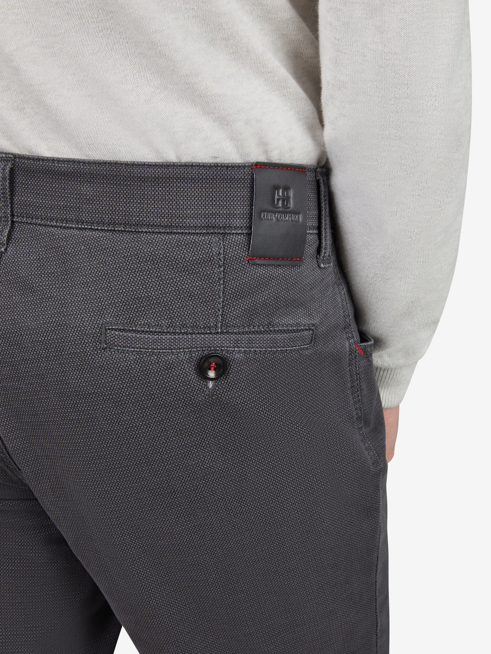 Hochwertige graue Hose von Club of Comfort, Modell MARVIN 8225, mit elastischem Comfortbund, Hemdstopper, Swing-Pocket und Münztasche mit Kontrast. Aus High Stretch-Baumwolle mit Thermolite-Wärmeisolierung, Regular Fit, modifizierte 5-Pocket-Form, made in Green by Oeko-Tex, geeignet für Herbst/Winter.