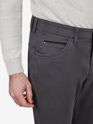 Hose MARVIN 8225 in grau, aus High Stretch Baumwolle mit Thermolite-Wärmeisolierung, bequemer Comfortbund, Swing-Pocket, moderner Regular Fit, schmaler Beinabschluss, sportlicher Look mit Kontrast-Münztasche, hergestellt von Club of Comfort für Herbst/Winter, mit Thermo- und Eco-Label.
