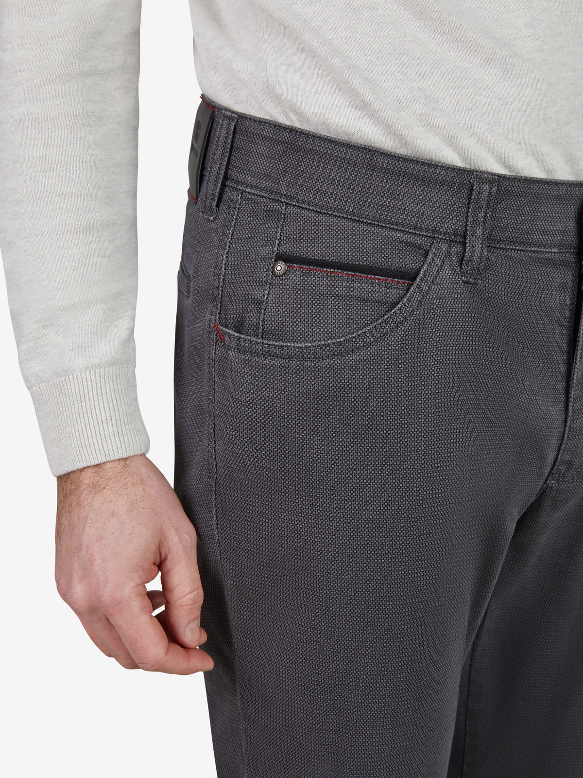 Hose MARVIN 8225 in grau, aus High Stretch Baumwolle mit Thermolite-Wärmeisolierung, bequemer Comfortbund, Swing-Pocket, moderner Regular Fit, schmaler Beinabschluss, sportlicher Look mit Kontrast-Münztasche, hergestellt von Club of Comfort für Herbst/Winter, mit Thermo- und Eco-Label.