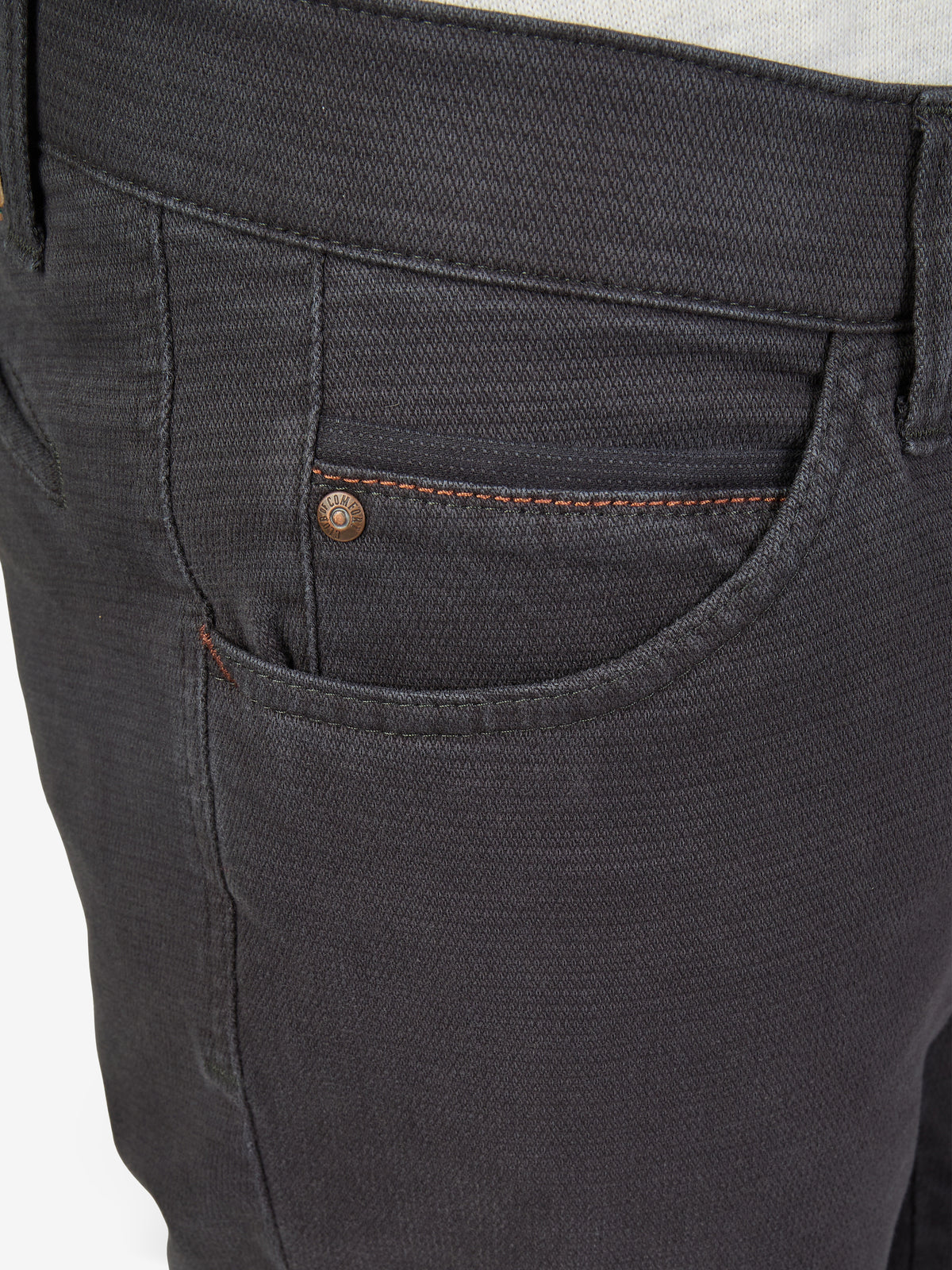 Nahaufnahme einer grauen Herren-Hose "MARVIN 8011" vom Hersteller Club of Comfort, mit elastischem Comfortbund, Hemdenstopper, modifizierter 5-Pocket-Design, High Stretch Baumwolle mit Winter-Struktur-Print, normales Leibhöhen- und Schlankes Beinprofil.