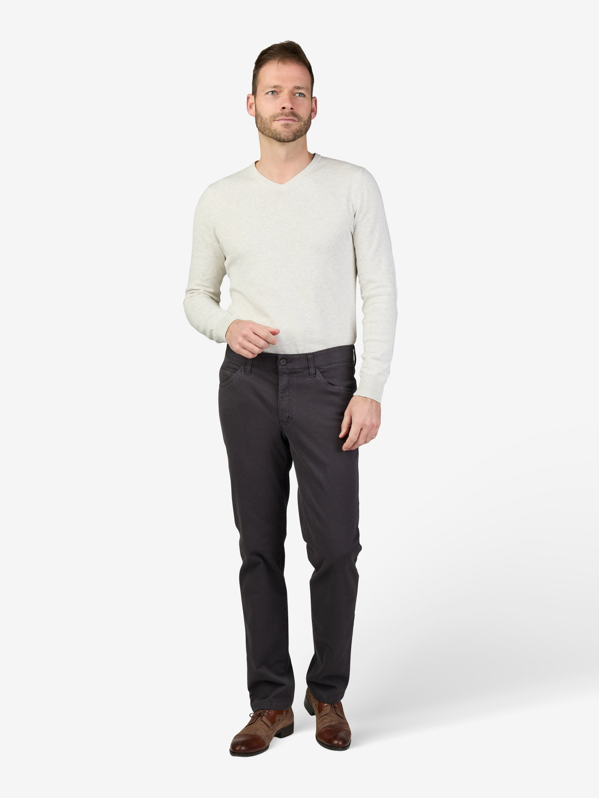 Mann trägt graue MARVIN 8011 Hose von Club of Comfort mit Regular Fit, modifizierte 5-Pocket-Design, Comfortbund, Hemdenstopper, High Stretch, Baumwolle, Herbst/Winter, Model steht vor weißem Hintergrund.
