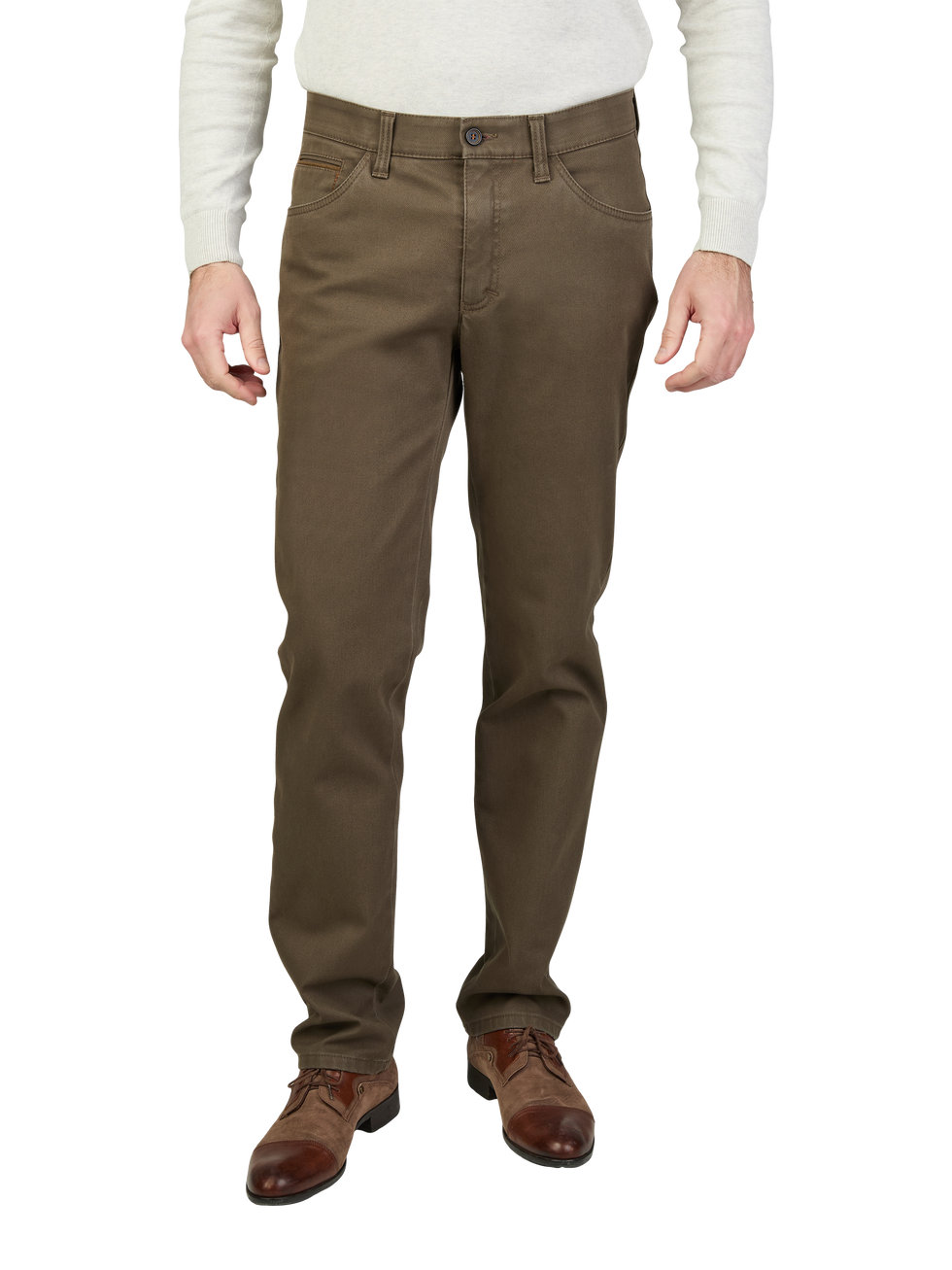 Nahaufnahme der unteren Körperhälfte eines Mannes in braunen Chino-Hosen, weißem Pullover und braunen Lederschuhen, auf hellem Hintergrund.
