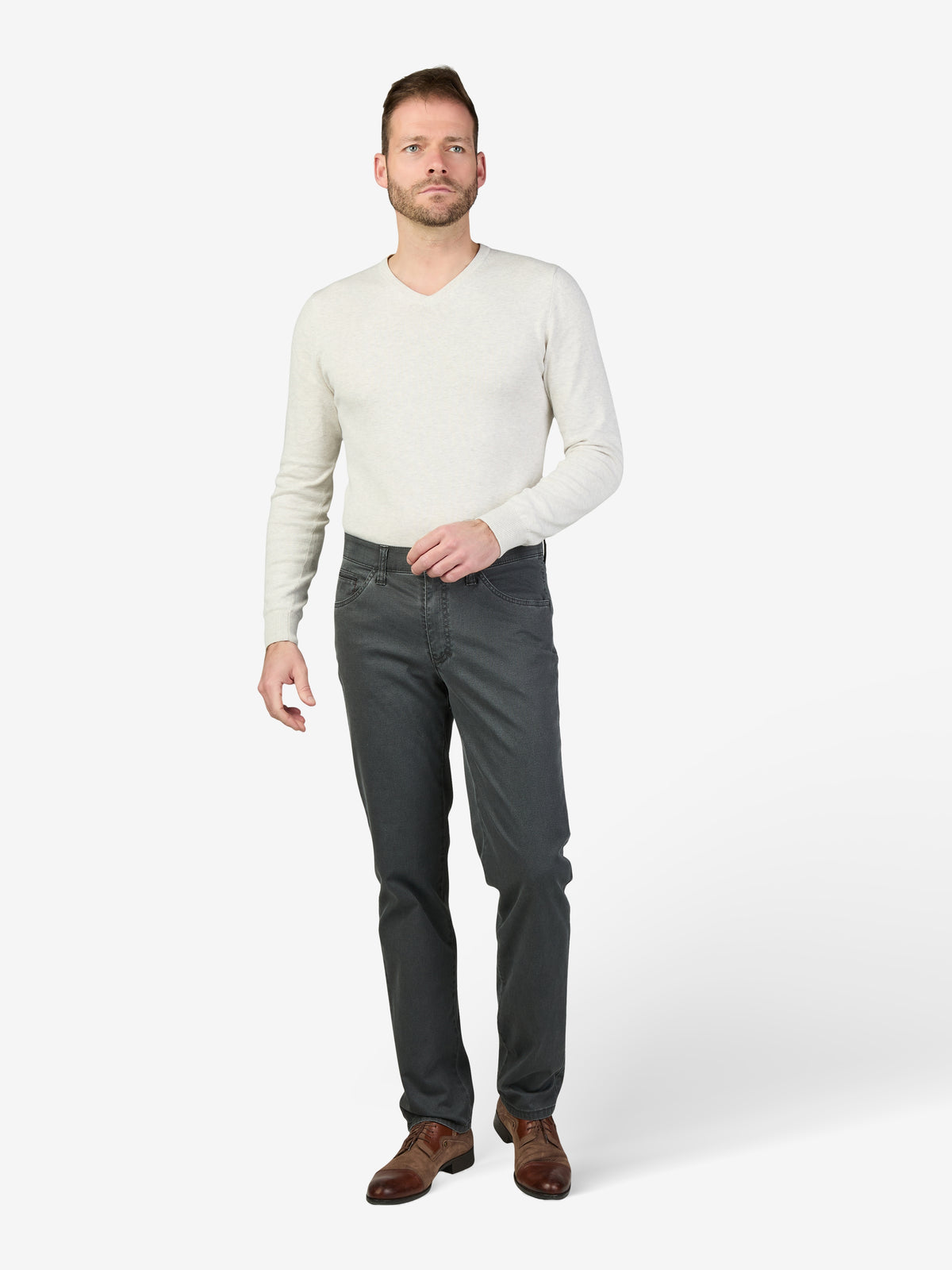 Mann trägt eine graue MARVIN 8025 Thermohose mit elastischem Comfortbund, Swing-Pocket, doppelt paspelierter Münztasche und Thermolite-Wärmeisolierung, kombiniert mit einem weißen Pullover. Die Hose ist aus High Stretch Baumwolle, Regular Fit, in Dunkelgrau, ideal für Herbst/Winter.