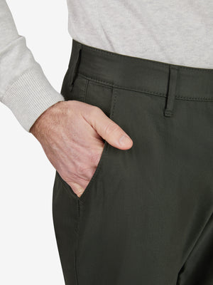 Dunkelgrüne Chino-Hose vom Hersteller Club of Comfort, Modell ROB 8130, im Tapered Fit mit Comfortbund, Hemdenstopper und High Stretch Techno-Cotton. Normale Leibhöhe, plus Gesäß- und Oberschenkelweite, schmaler Beinverlauf, Gesamtgewicht 320 g/lfm.