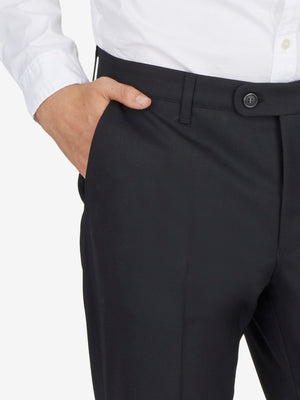 Detailliertes Produktbild einer schwarzen Santos 2590-Stoffhose von Club of Comfort, mit elastischem Komfortbund, Hemdenstopper, geradem Bein, in K-Größen, aus waschbarer Woll-Mischqualität, mit Flat Front und standardmäßigem Hosenverschluss.