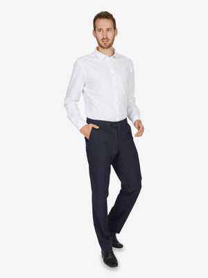 Männlicher Model trägt dunkelblaue SANTOS 2590 Flat Front-Hose mit elastischem Komfortbund, Hemdenstopper und praktischer Bundverlängerung mit Knopf und Haken, aus maschinenwaschbarer Woll-Misch-Qualität, normale Leibhöhe, gerades Bein, im Büro-Outfit, auf weißem Hintergrund.