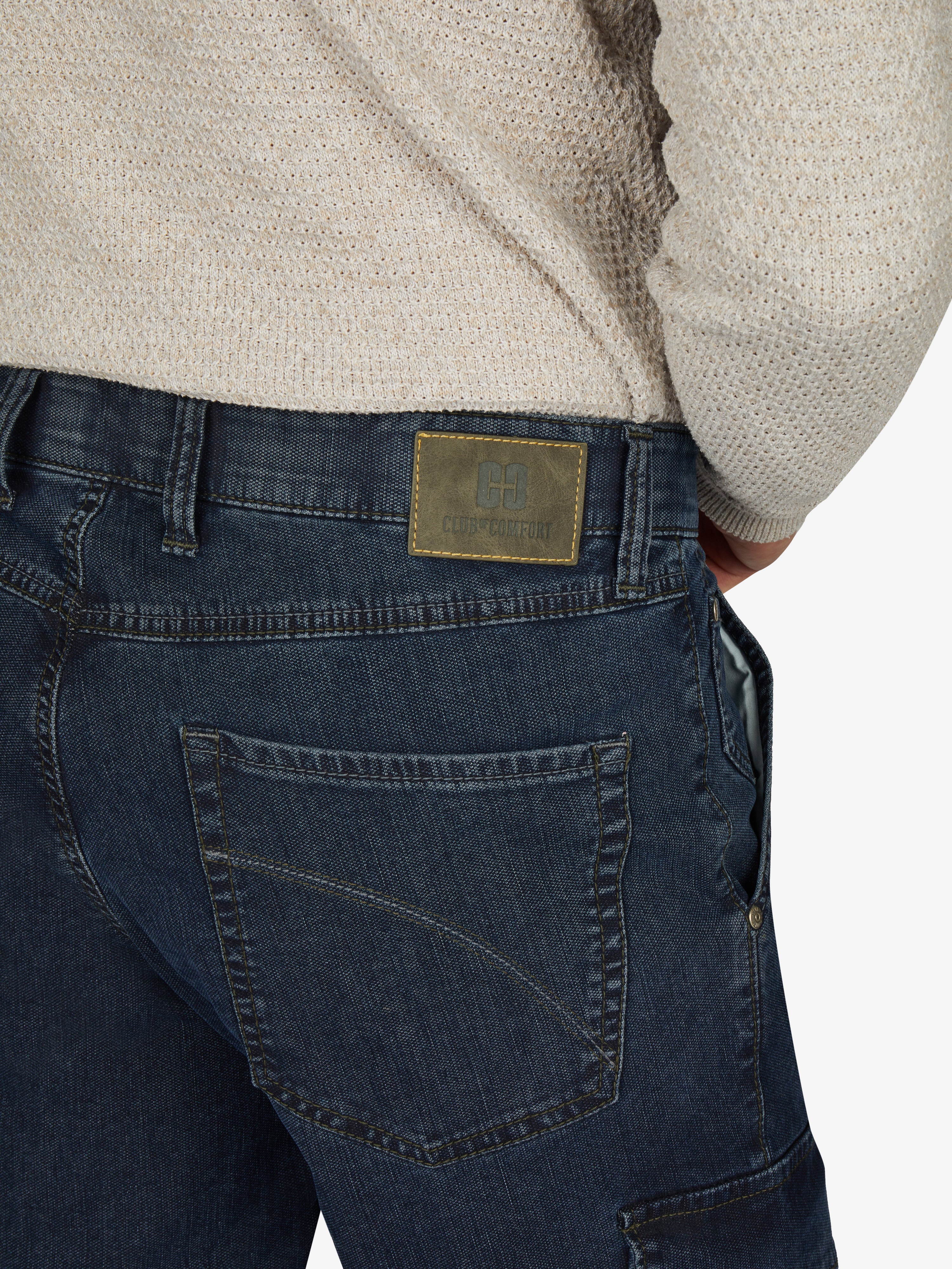 Hose TANGO 8012 in Blau von Club of Comfort, aus High Stretch Denim mit Tapered Fit, elastischem Comfortbund, Hemdenstopper, aufgesetzten Gesäßtaschen, Beintaschen mit Patte und Druckknopf, normale Leibhöhe, extra Weite an Gesäß und Oberschenkel, schmaler Beinverlauf, hergestellt in Grün, perfekt für Herbst/Winter, markantes Warenbild, 460 g/lfm.