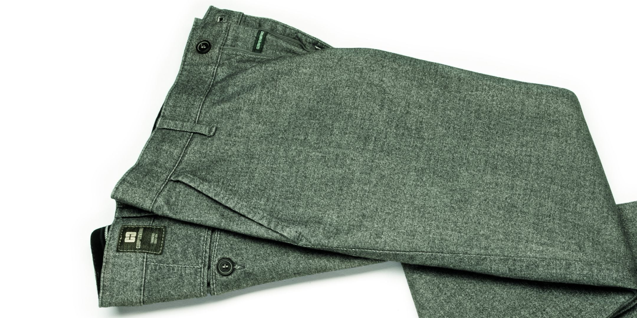 Graue Herrenhose aus Pathstoff, liegend auf einer weißen Oberfläche. Die Hose ist sichtbar mit einem Knopf, Reißverschluss, Gürtelschlaufen und seitlichen Taschen.
