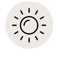 Symbol eines strahlenden Sonnens, dargestellt durch einen Kreis mit einem Halbkreis im Inneren und mehreren kurzen Strahlen, die nach außen zeigen, auf hellem Hintergrund.