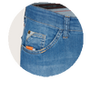 Nahaufnahme der Rückseite eines blauen Jeanshosenbeins mit sichtbarer Gesäßtasche, Knopf und Gürtel.