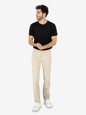 Mann trägt eine hellbeige GARVEY 5107 Flat Front-Hose aus edler Pima Cotton mit elastischem Komfortbund, Hemdstopper, Regular Fit, schmaler Fußweite, Baumwollhose in Beige, hergestellt von Club of Comfort, im Frühling/Sommer.