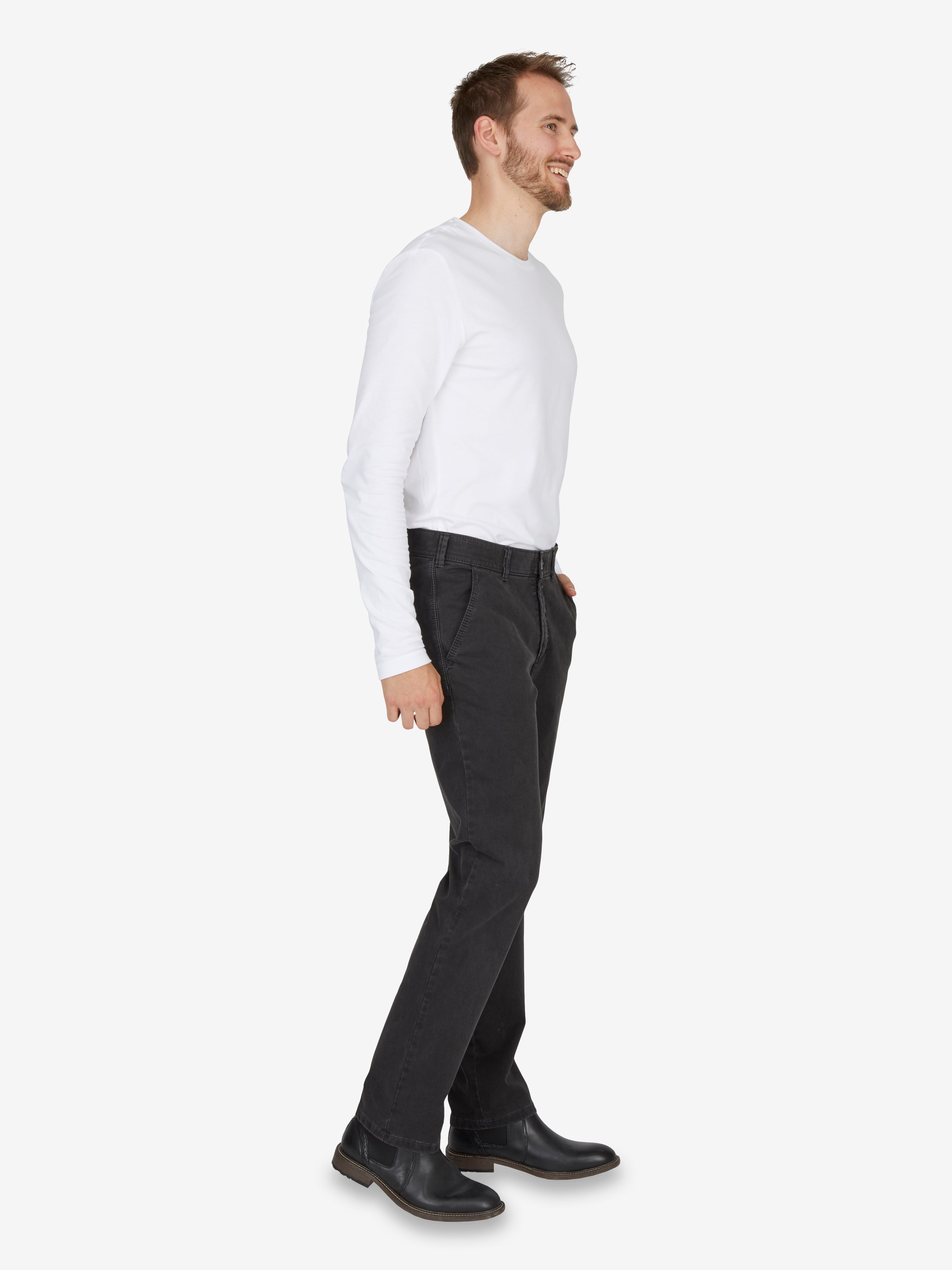 Mann trägt eine dunkelgraue GARVEY 6421 Flat Front-Hose aus hochelastischem Baumwoll-Gabardine mit High Stretch, Comfortbund, Hemdenstopper, normaler Leibhöhe, schmaler Fußweite, Regular Fit, geeignet für Herbst/Winter, made in Green by Oeko-Tex.