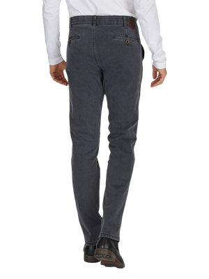 Graue GARVEY 6822 Flat Front-Hose aus High Stretch-Denim mit Thermolite-Wärmeisolierung, elastischem Komfortbund, Hemdstopper, Bundverlängerung mit Knopf und Haken, regular Fit, schmaler Beinverlauf, Modell der Dallas 4624, geeignet für Herbst/Winter, hergestellt von Club of Comfort.