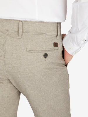 Nahaufnahme einer hellgrauen Melange-Flat-Front-Hose des Herstellers Club of Comfort, mit elastischem Komfortbund, Hemdstopper, Seitentaschen, Regular Fit, auf einem Modell mit weißem Hemd, ideal für Herbst/Winter.