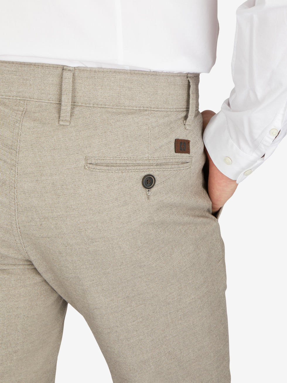 Nahaufnahme einer hellgrauen Melange-Flat-Front-Hose des Herstellers Club of Comfort, mit elastischem Komfortbund, Hemdstopper, Seitentaschen, Regular Fit, auf einem Modell mit weißem Hemd, ideal für Herbst/Winter.
