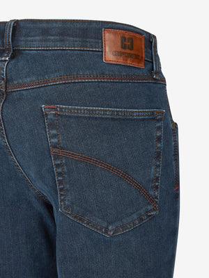 Hosenrücken in jeansblau von Club of Comfort, mit braunem Logo-Aufnäher, 6-Pocket Jeans mit elastischem Komfortbund, Mobile Pocket in rechter Vordertasche, aus High-Stretch-Denim mit THERMOLITE®-Wärmeisolierung, normaler Leibhöhe, schmaler Beinform, für Herbst/Winter, vielseitig verwendbar.