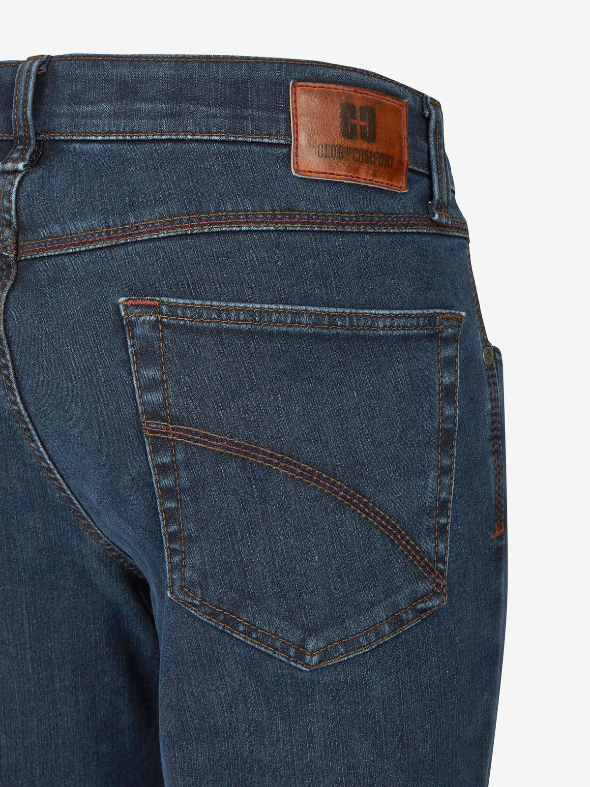 Hosenrücken in jeansblau von Club of Comfort, mit braunem Logo-Aufnäher, 6-Pocket Jeans mit elastischem Komfortbund, Mobile Pocket in rechter Vordertasche, aus High-Stretch-Denim mit THERMOLITE®-Wärmeisolierung, normaler Leibhöhe, schmaler Beinform, für Herbst/Winter, vielseitig verwendbar.