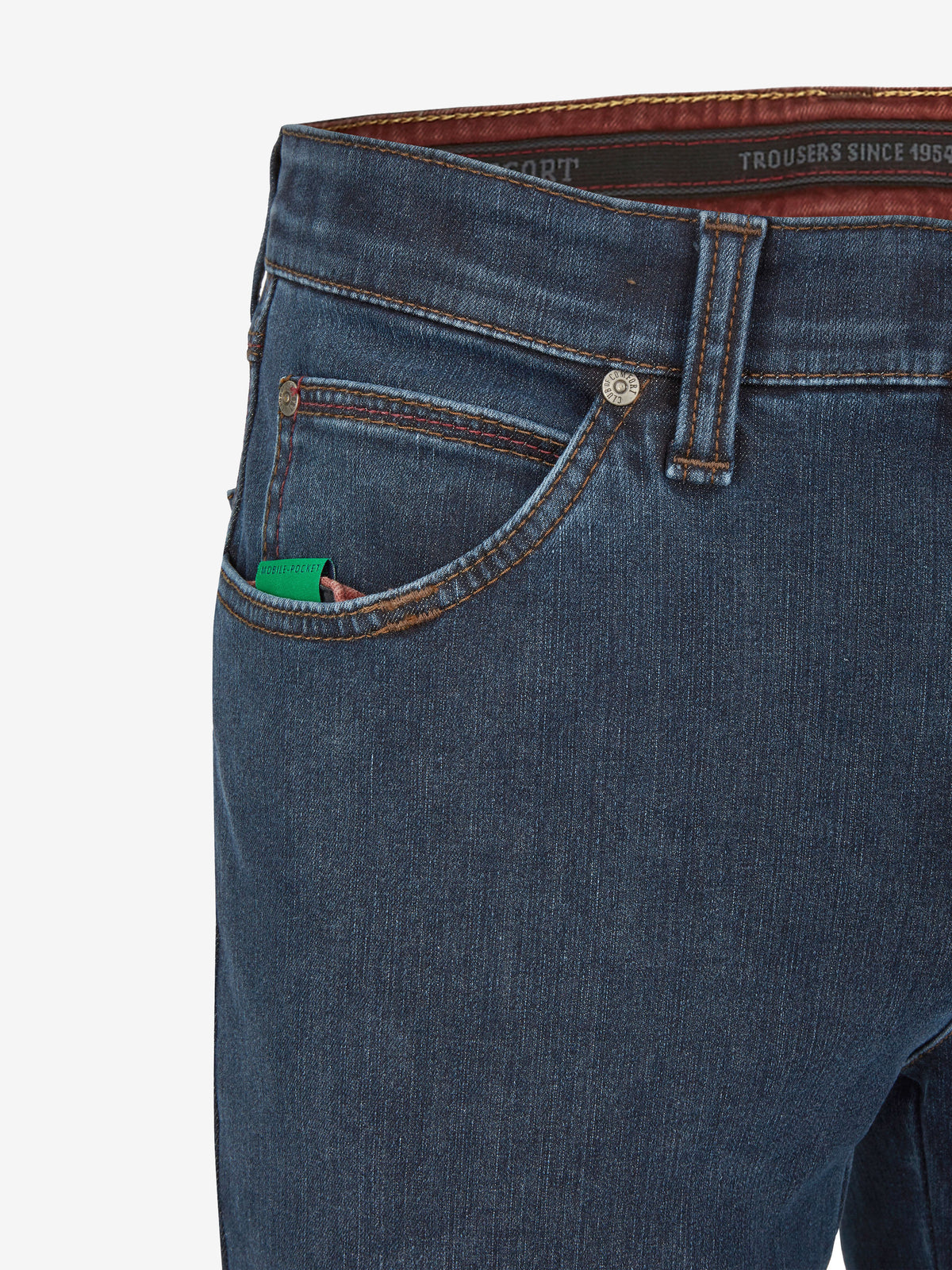 Nahaufnahme einer jeansblauen Damen-Hose (Modell HENRY 6822) mit 6-Pocket-Design, elastischem Komfortbund und separater Mobile Pocket in der rechten Vordertasche. Robuster High-Stretch-Denim mit Thermolite-Wärmeisolierung, normaler Leibhöhe, schmalem Beinverlauf, gewicht 560 g/lfm. Hersteller: Club of Comfort, geeignet für Herbst/Winter, made in Green by Oeko-Tex.
