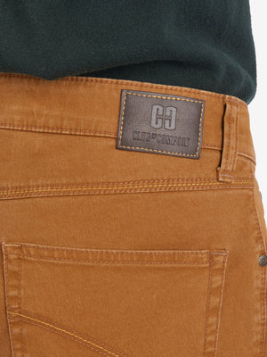 Hosenansicht in toffeebrauner Farbe, mit Blick auf den elastischen Doppelstoffbund, auf dem das Label "Club of Comfort" mit Logo zu sehen ist, und die 6-Pocket-Design der Hose, die eine separate Mobile Pocket in der rechten Vordertasche zeigt.